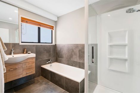 Photo of property in 24 Halldene Terrace, Red Beach, 0932