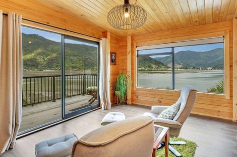 Photo of property in 127 Queen Charlotte Drive, Havelock, Picton, 7281