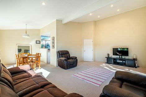 Photo of property in 2/41 Radiata Lane, Chatswood, Auckland, 0626