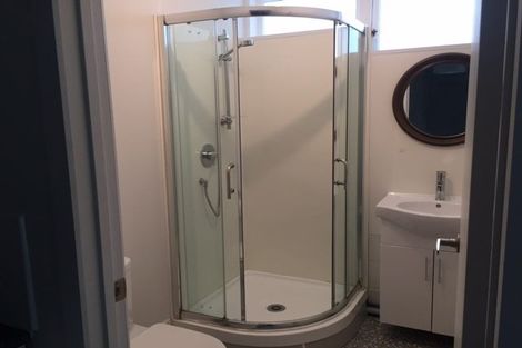 Photo of property in 17 Howard Road, Northcote, Auckland, 0627