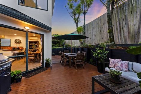 Photo of property in 2/22 Merton Avenue, Glenfield, Auckland, 0627