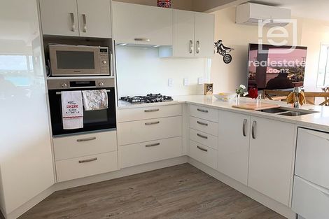 Photo of property in 7a Tindalls Bay Road, Tindalls Beach, Whangaparaoa, 0930