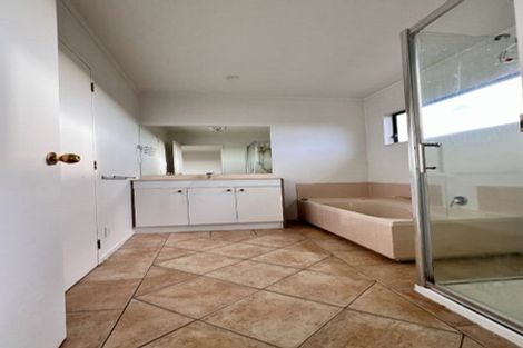 Photo of property in 8a Eske Place, Highland Park, Auckland, 2010