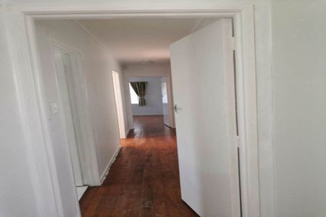 Photo of property in 30 Kingdale Road, Henderson, Auckland, 0610