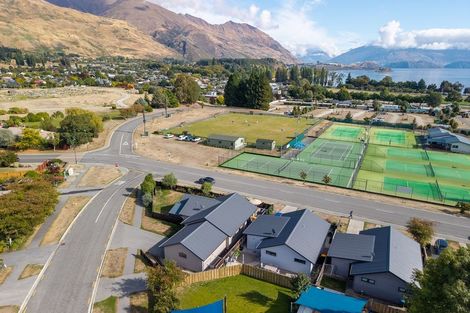 Photo of property in 208 Warren Street, Wanaka, 9305
