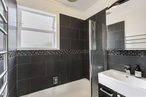 Photo of property in 60 Lauderdale Road, Birkdale, Auckland, 0626