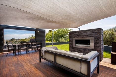 Photo of property in 12 Margaret Place, Merrilands, New Plymouth, 4312