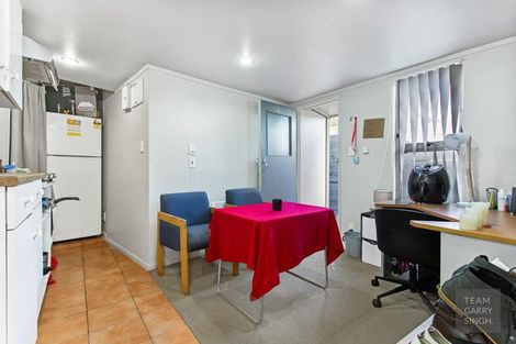 Photo of property in 2/41 Challen Close, Conifer Grove, Takanini, 2112