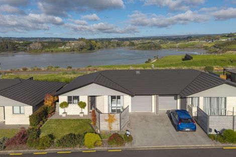 Photo of property in Waterview Estate, 26/4 Greystone Place, Omokoroa, 3114
