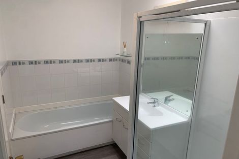 Photo of property in 1/190 Queen Street, Northcote Point, Auckland, 0627