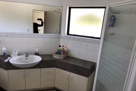 Photo of property in 18 Lobelia Rise, Goodwood Heights, Auckland, 2105