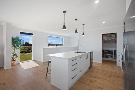 Photo of property in 9 Whata Street, Clarks Beach, 2122