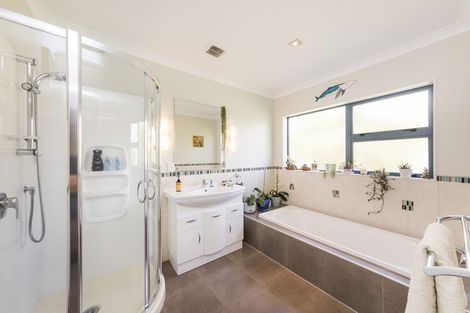 Photo of property in 29 Chestnut Close, Kelvin Grove, Palmerston North, 4414