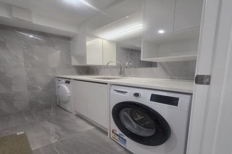 Photo of property in 1 Bartells Drive, Goodwood Heights, Auckland, 2105