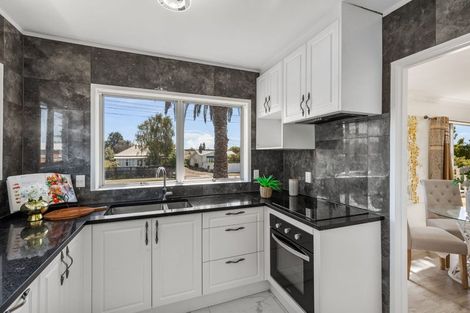 Photo of property in 1/100 Titirangi Road, New Lynn, Auckland, 0600