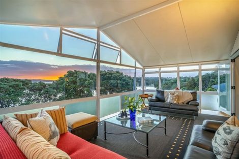 Photo of property in 2/98 Queen Street, Northcote Point, Auckland, 0627