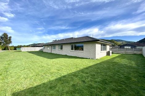 Photo of property in 4 Cory Jane Grove, Riverstone Terraces, Upper Hutt, 5018