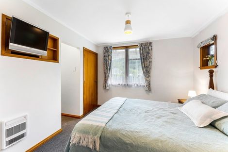 Photo of property in 18 Pinehaven Road, Pinehaven, Upper Hutt, 5019