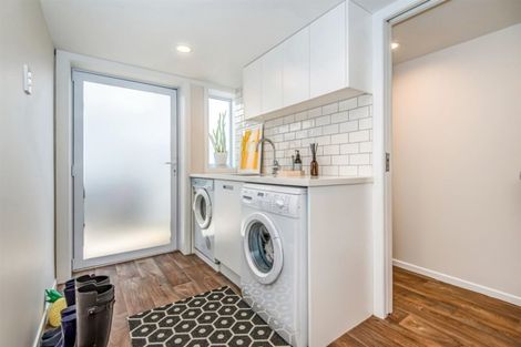 Photo of property in 2/52 Aberdeen Road, Campbells Bay, Auckland, 0620