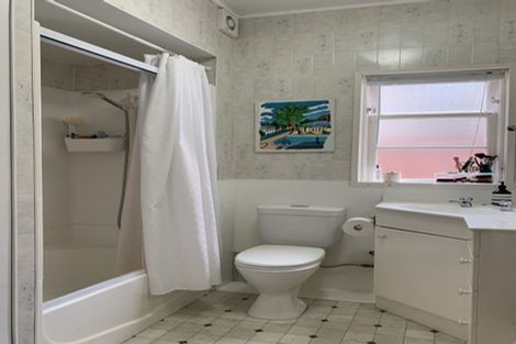 Photo of property in Olympus Flats, 2/280 Oriental Parade, Oriental Bay, Wellington, 6011