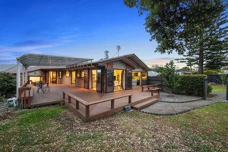 Photo of property in 37 Parkhill Road, Mellons Bay, Auckland, 2014