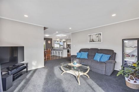 Photo of property in 4 Pinewood Grove, Botany Downs, Auckland, 2010