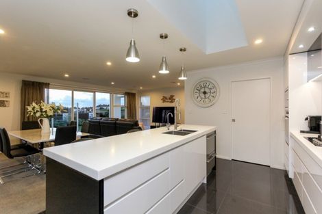 Photo of property in 1 Oakmont Crescent, Waiwhakaiho, New Plymouth, 4312