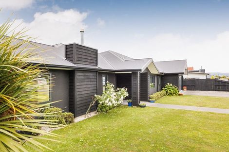 Photo of property in 5 D'urville Place, Kelvin Grove, Palmerston North, 4414