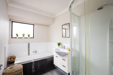 Photo of property in 42 Heta Road, Highlands Park, New Plymouth, 4312