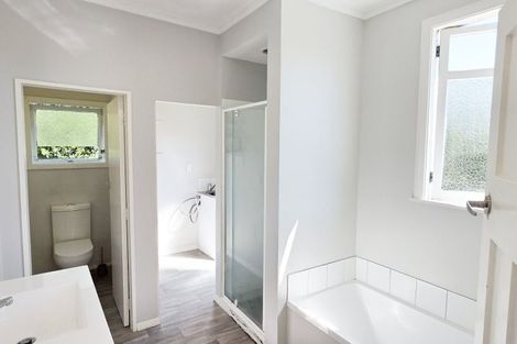 Photo of property in 11 Glanmire Road, Newlands, Wellington, 6037