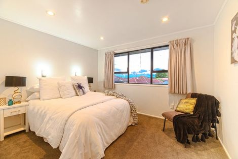 Photo of property in 17 Foyle Place, Glendene, Auckland, 0602