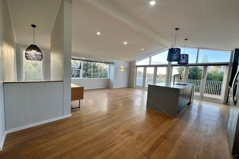 Photo of property in 28 Bert Wilson Place, Cockle Bay, Auckland, 2014