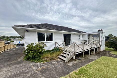 Photo of property in 11 La Rosa Street, Green Bay, Auckland, 0604
