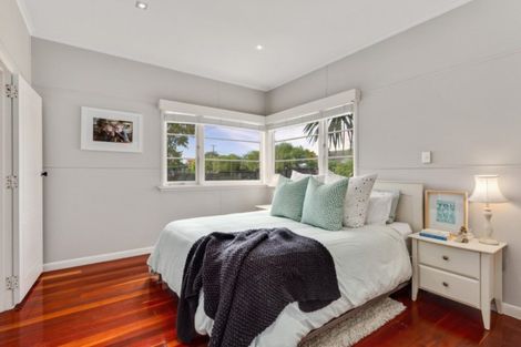 Photo of property in 15 Eversleigh Road, Belmont, Auckland, 0622