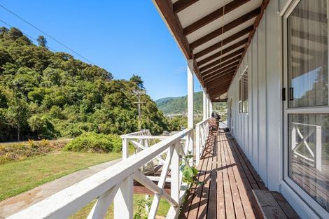 Photo of property in 38 Buller Street, Picton, 7220