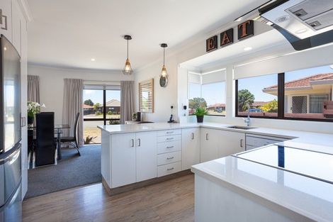 Photo of property in 13 Ngamotu Place, Mount Maunganui, 3116