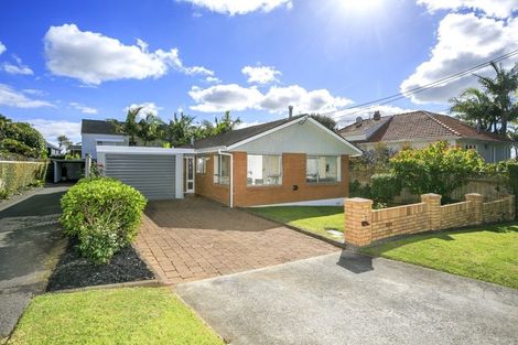Photo of property in 2/1 Sylvan Park Avenue, Milford, Auckland, 0620