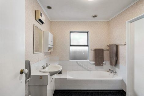 Photo of property in 2/611 Roberts Street, Hastings, 4122