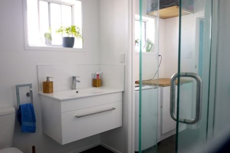 Photo of property in 4/28 William Bond Street, Stanley Point, Auckland, 0624