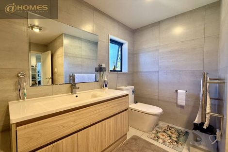 Photo of property in 70 Sungrove Rise, Sunnyvale, Auckland, 0612