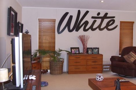 Photo of property in 1/4 Pine Hill Crescent, Browns Bay, Auckland, 0630