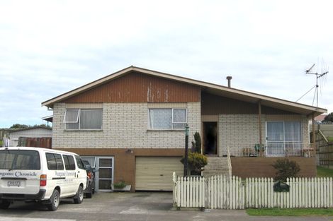 Photo of property in 32 Karyn Street, Castlecliff, Whanganui, 4501