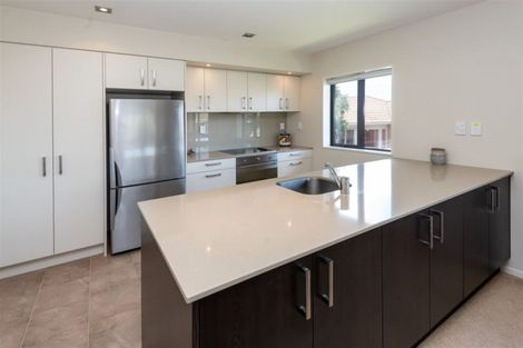 Photo of property in 5 Royalle Mews, Botany Downs, Auckland, 2010