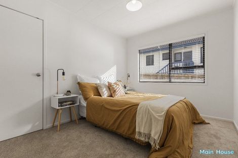 Photo of property in 8 Kupari Place, Totara Vale, Auckland, 0629