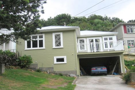 Photo of property in 18 Hungerford Road, Lyall Bay, Wellington, 6022