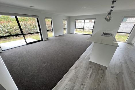 Photo of property in 4 Mooring Close, Whitby, Porirua, 5024