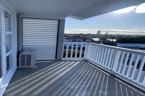 Photo of property in 4/221 Hurstmere Road, Takapuna, Auckland, 0622