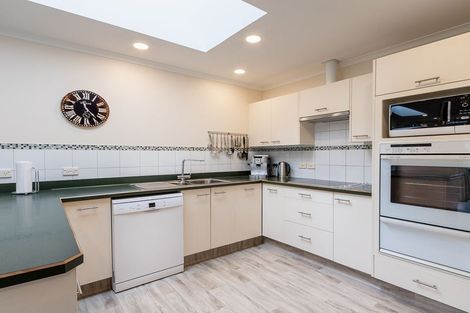 Photo of property in 32 Hadleigh Court, Paraparaumu, 5032