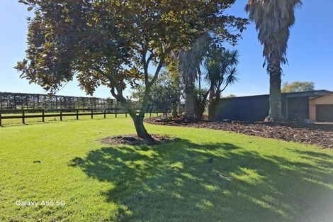 Photo of property in 469 Waitakere Road, Taupaki, Henderson, 0782
