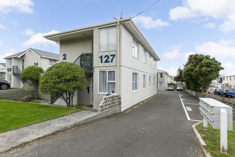 Photo of property in 3/127 Queens Drive, Lyall Bay, Wellington, 6022